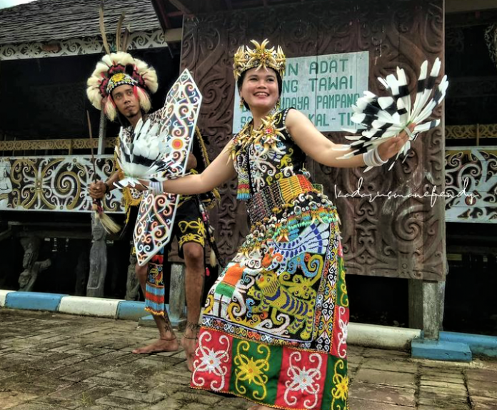 Mengintip Keseruan Budaya Asli Suku Dayak Di Desa Budaya Pampang