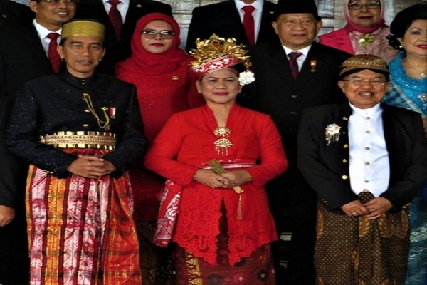 Jokowi Memakai Baju Adat