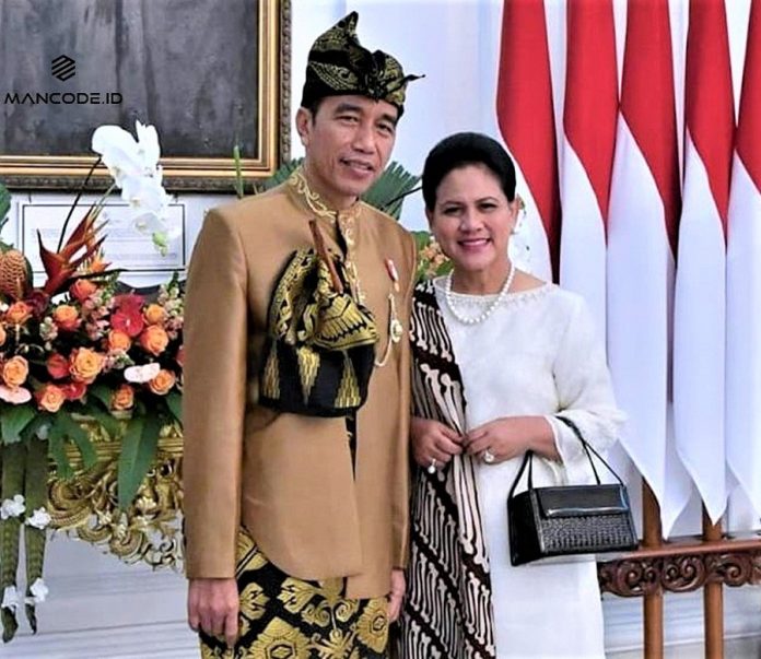 Jokowi dengan baju adat Sasak