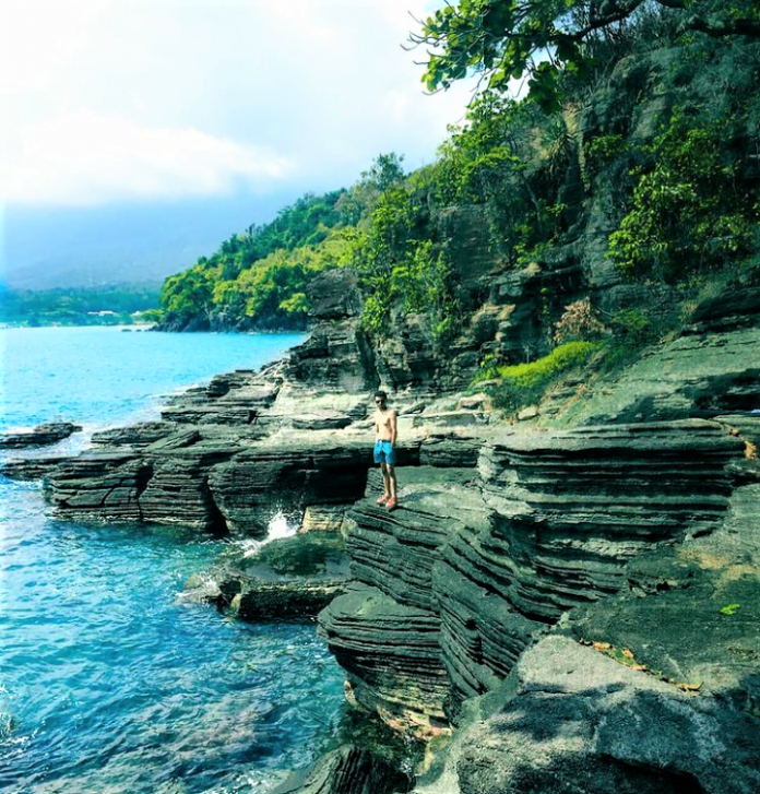 Pantai Batu Lapis nan Eksotis dan Fantastis! Indonesia Traveler