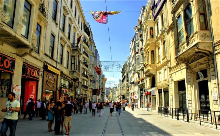 Menyusuri Istiklal Street Spot Wisata  Favorit di  Turki 