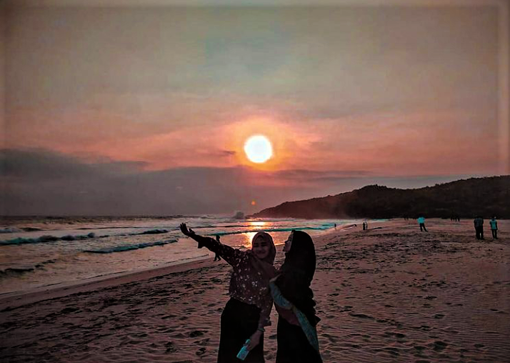 Pantai Cibuaya Ujung Genteng, Sensasi Sunsetnya Begitu Memikat