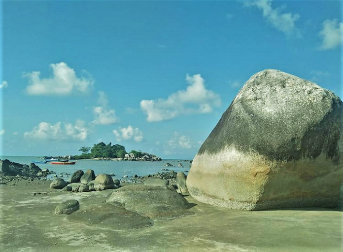 Pantai Pulau Tiga, Sensasi Keindahannya Tak Bisa Dilupakan