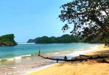 Keindahan dan Ketenangan Alam di Pantai Kondang Merak, Malang