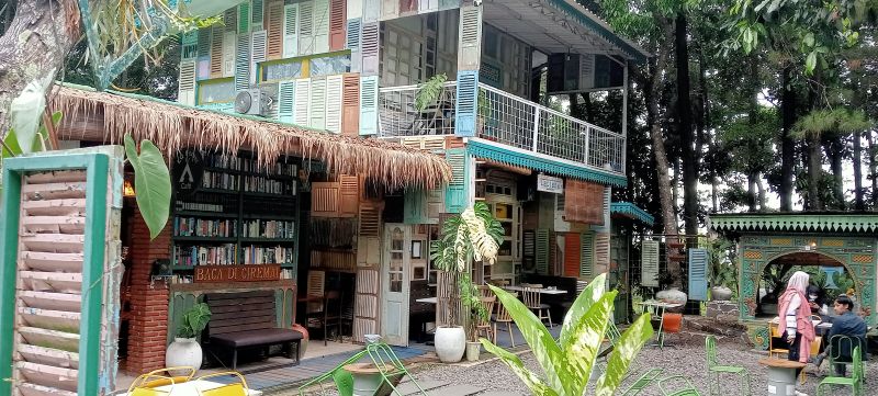 LQ Forest Café, Menikmati Kopi Sambil Dimanjakan Keindahan Hutan Pinus