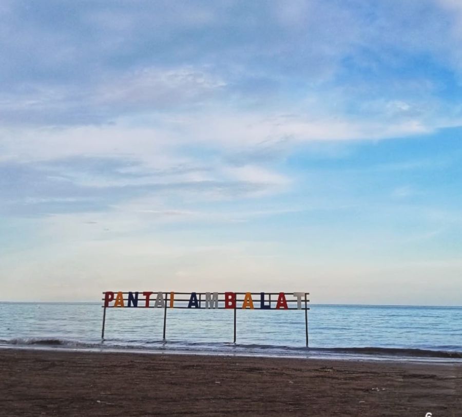 Pantai Ambalat, Pantai Unik nan Cantik dengan Barisan Pohon Pinus