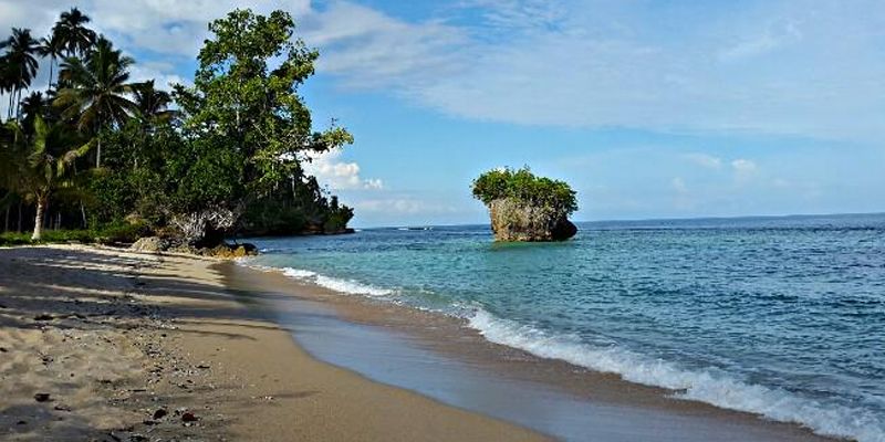 Pesona Eksotis Pantai ‘Sejarah’ Rorasa