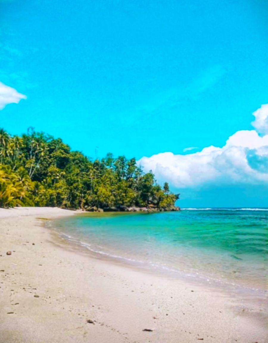 Pesona Eksotis Pantai ‘Sejarah’ Rorasa