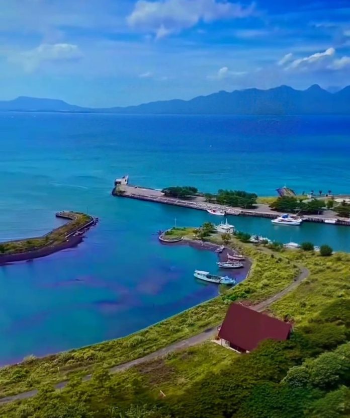 Hanyut dalam Pesona Pantai Boom Marina