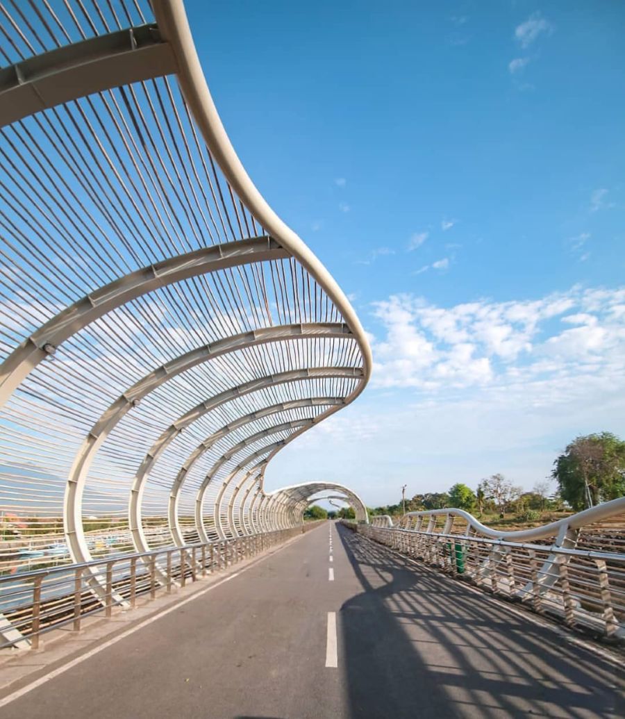 Hanyut dalam Pesona Pantai Boom Marina