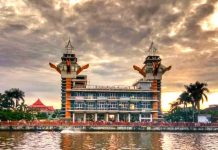 Menikmati Panorama Alam Kota Seribu Sungai dari Menara Pandang Menikmati Panorama Alam Kota Seribu Sungai dari Menara Pandang