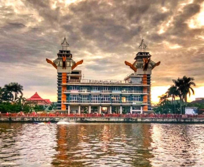 Menikmati Panorama Alam Kota Seribu Sungai dari Menara Pandang