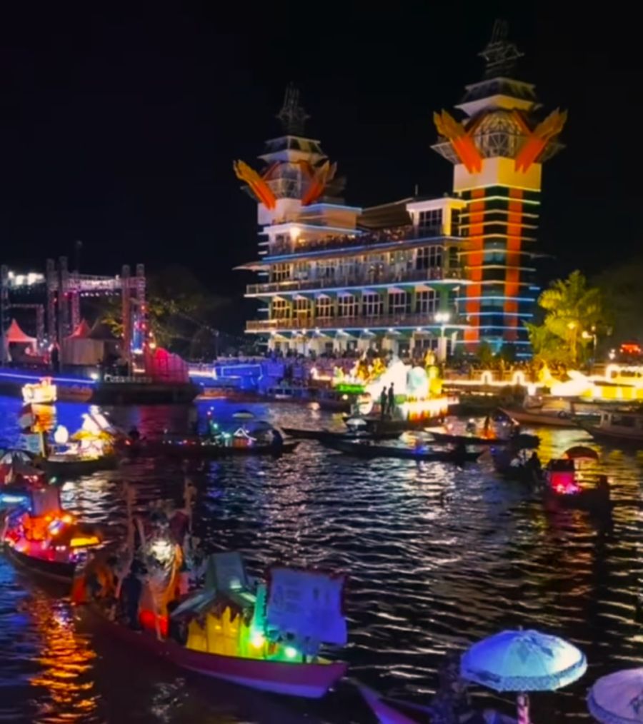 Menikmati Panorama Alam Kota Seribu Sungai dari Menara Pandang