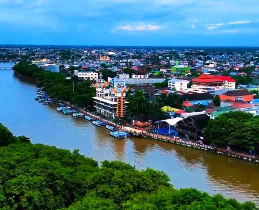 Menikmati Panorama Alam Kota Seribu Sungai dari Menara Pandang