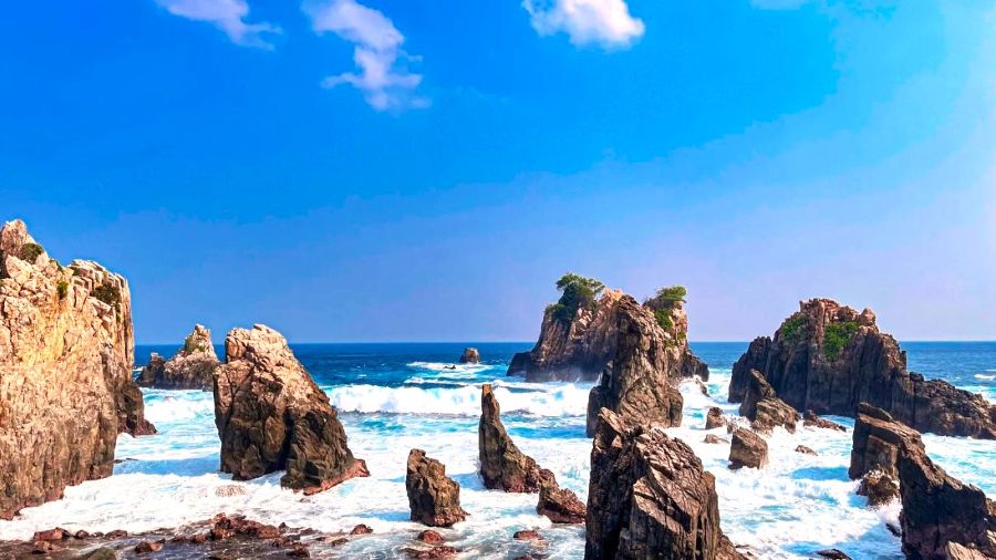 Sensasi Unik Menikmati Pantai Gigi Hiu