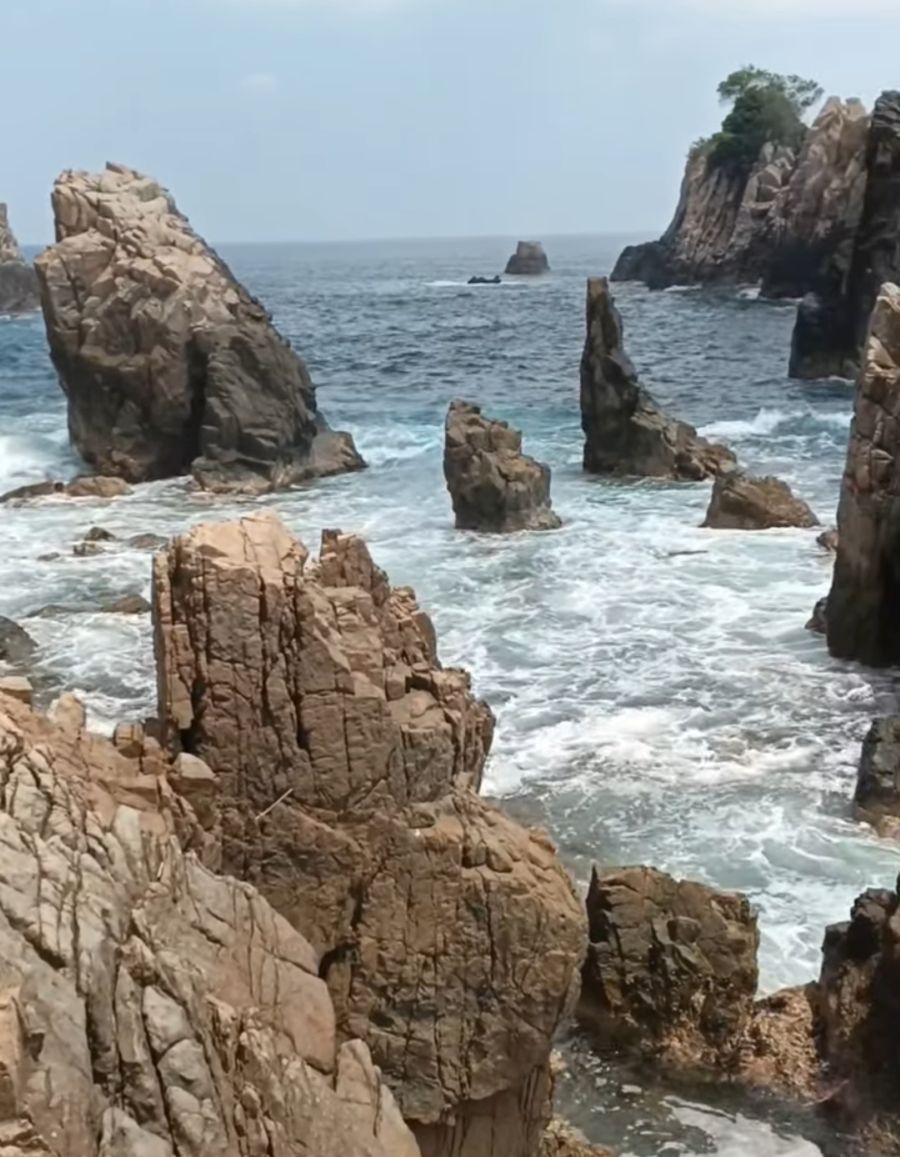 Sensasi Unik Menikmati Pantai Gigi Hiu