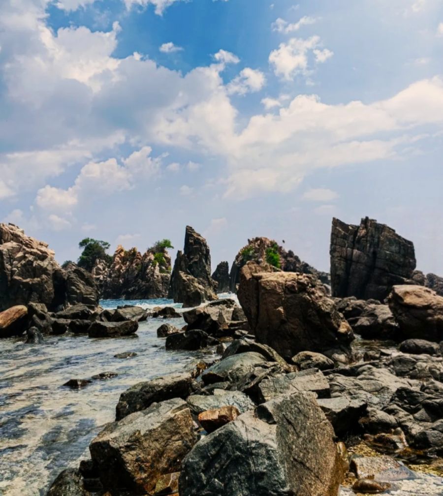 Sensasi Unik Menikmati Pantai Gigi Hiu