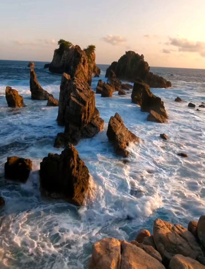 Sensasi Unik Menikmati Pantai Gigi Hiu