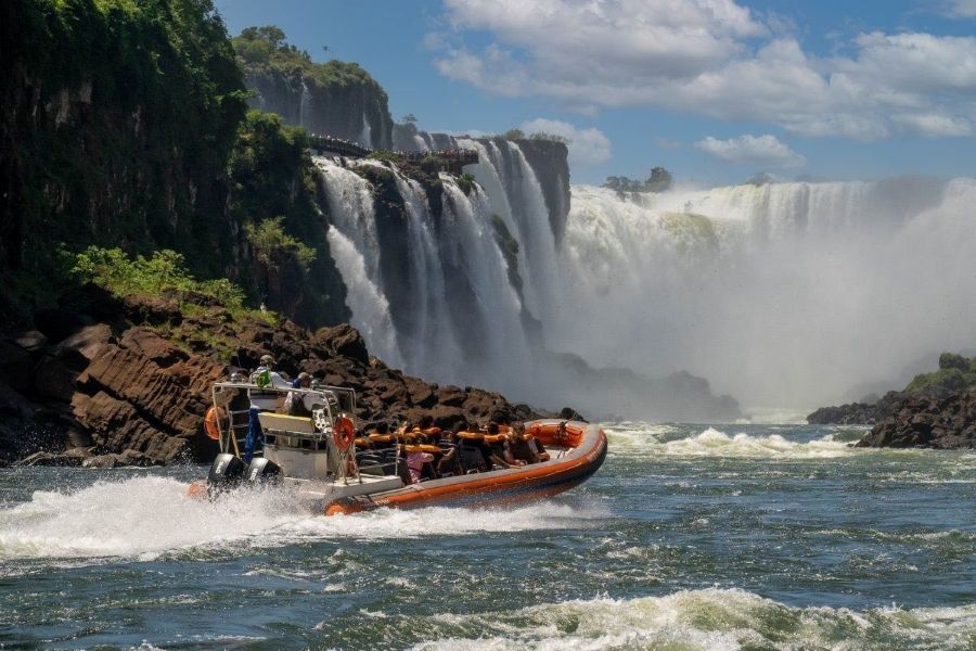 Menikmati Sensasi Keseruan Air Terjun Iguazu