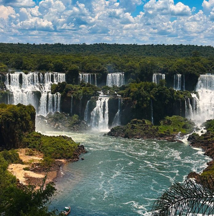 Menikmati Sensasi Keseruan Air Terjun Iguazu